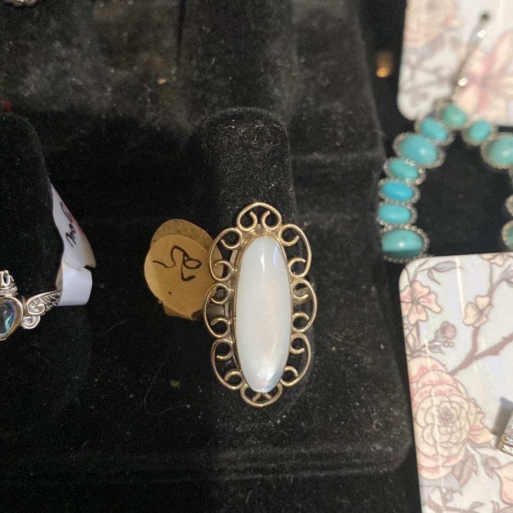 Nice vintage ring adjustable to your finger size and it’s still in silver